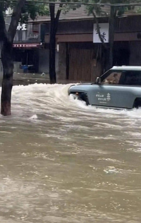 富盈网 司机台风天当街驾车玩水造浪，水浪冲破多家店铺玻璃、卷闸门，商家：损失挺大；警方已传唤司机